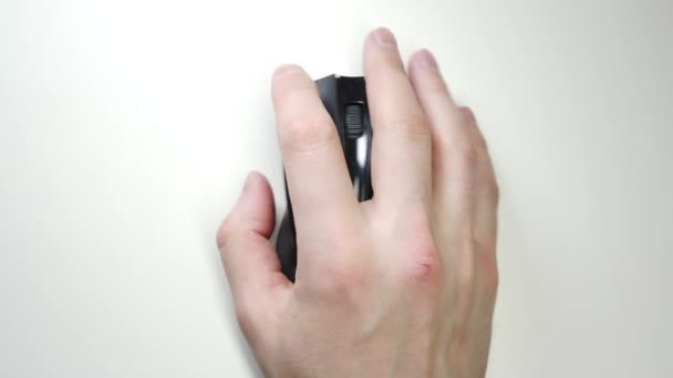 雄性手点击鼠标的特写 工作台上的黑色电脑鼠标 用电脑工作 点击鼠标 — 图库视频影像