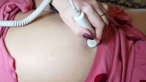 Беременная Женщина Крупным Планом Слушает Звук Сердца Плода Через Карманный — стоковое видео