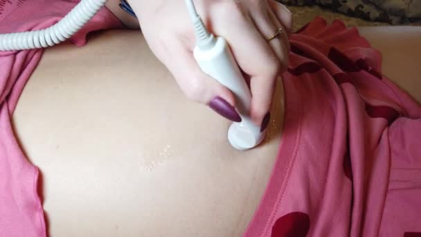 Schwangere Großaufnahme Hören Fetalen Herztönen Durch Taschenfetaldoppler Auf Einem Bett — Stockvideo