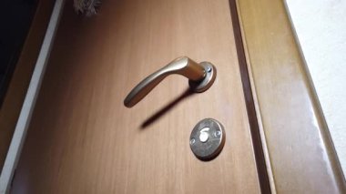 Adam kapıyı açar.