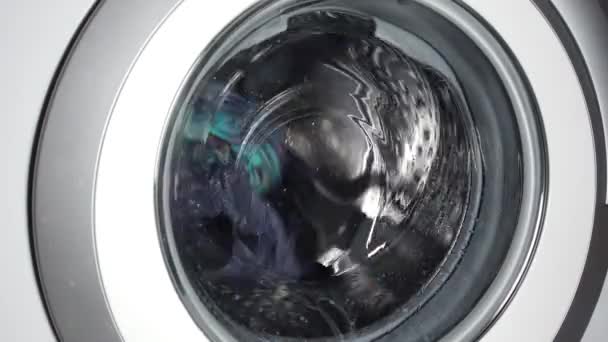 Çamaşırları Çamaşır Makinesinde Yıkamak Dönen Çamaşır Makinesi Davulunun Videosunu Kapat — Stok video