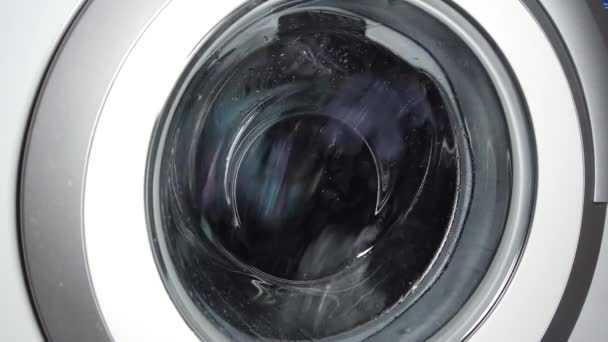 Çamaşırları Çamaşır Makinesinde Yıkamak Dönen Çamaşır Makinesi Davulunun Videosunu Kapat — Stok video