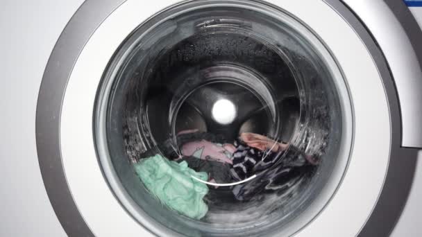 物事は洗濯機のドラムの中で回転している 家で洗濯 — ストック動画
