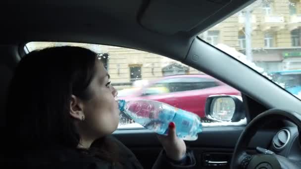 Девушка за рулем автомобиля, вид из машины — стоковое видео