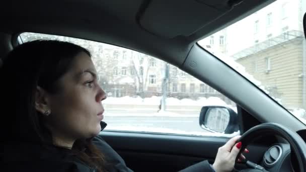 Menina ao volante do carro, vista do carro — Vídeo de Stock