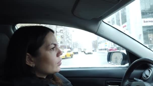 Девушка за рулем автомобиля, вид из машины — стоковое видео