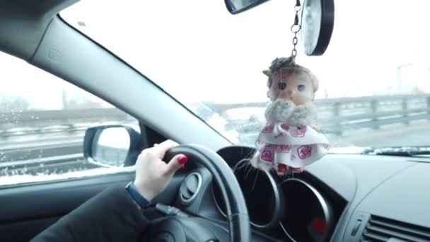 Girl behind the wheel of the car, view from the car — Stock Video