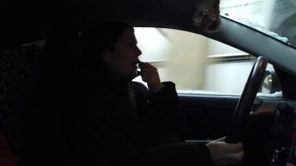 車の中で女性ドライバー 運転中に女が車の中に座っている — ストック動画