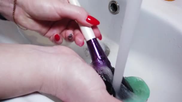 Kapalı Kadın Makyaj Fırçalarını Musluk Suyuyla Yıkıyor — Stok video