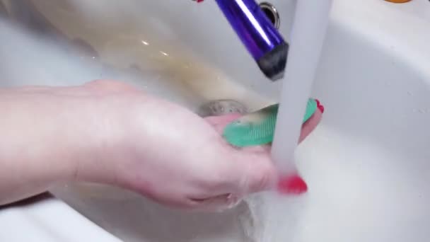 閉じますアップ女性洗浄化粧ブラシで水道水でシンク — ストック動画