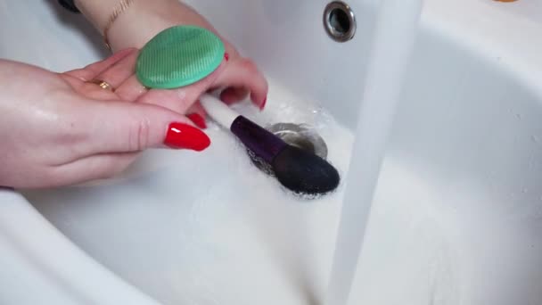 Cerca Mujer Lava Cepillos Maquillaje Con Agua Del Grifo Fregadero — Vídeos de Stock