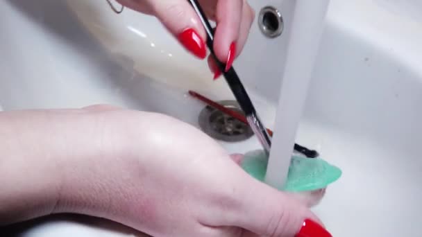 Donna Lava Pennelli Trucco Con Acqua Rubinetto Nel Lavandino — Video Stock