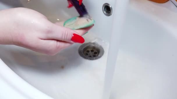 Mujer Lava Cepillos Maquillaje Con Agua Del Grifo Fregadero — Vídeo de stock