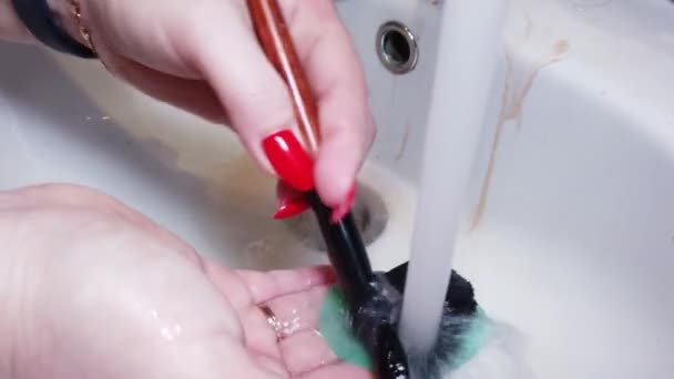Kadınlar Makyaj Fırçalarını Musluk Suyuyla Yıkıyor — Stok video