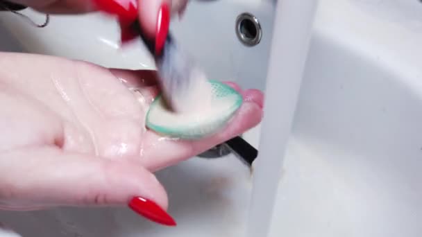 Mujer Lava Cepillos Maquillaje Con Agua Del Grifo Fregadero — Vídeo de stock