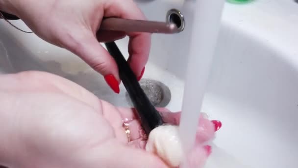 Mujer Lava Cepillos Maquillaje Con Agua Del Grifo Fregadero — Vídeo de stock