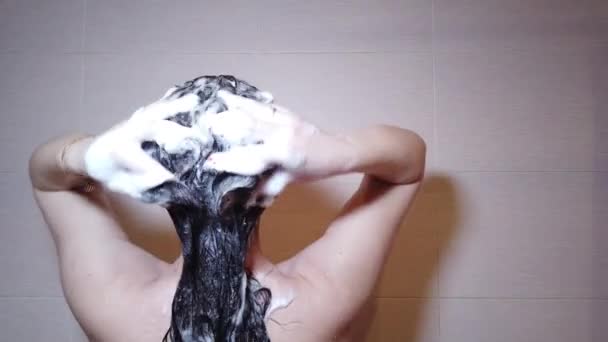 Femme Lave Les Cheveux Avec Shampooing Sous Douche Avec Soin — Video