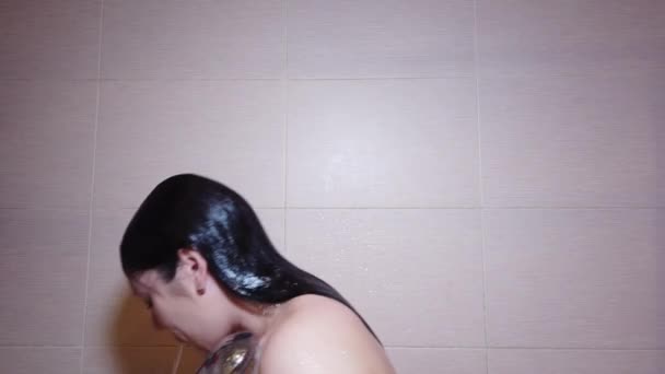 Женщина Моет Волосы Шампунем Душе Уход Волосами Цератинная Маска Ополаскивающий — стоковое видео