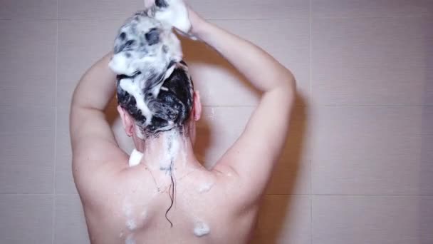 Donna Lava Capelli Con Shampoo Sotto Doccia Con Cura Dei — Video Stock