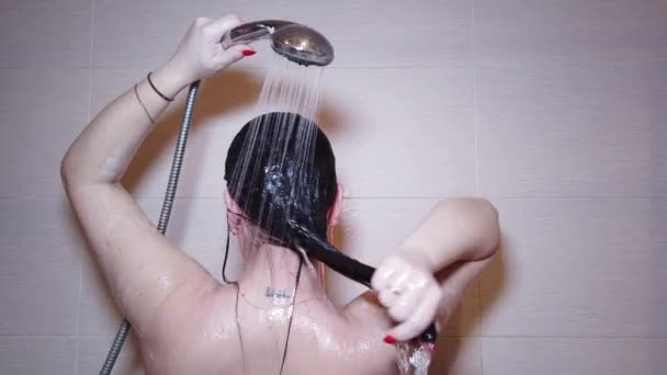Γυναίκα Πλένει Μαλλιά Της Σαμπουάν Στο Ντους Φροντίδα Των Μαλλιών — Αρχείο Βίντεο