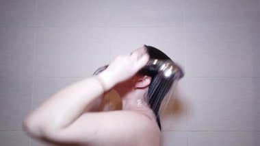 Kadınlar saçlarını şampuanla yıkarlar, saç bakımı, ceratin maskesi, şampuan ve merhem, güçlü saç yıkama, saç yıkama.