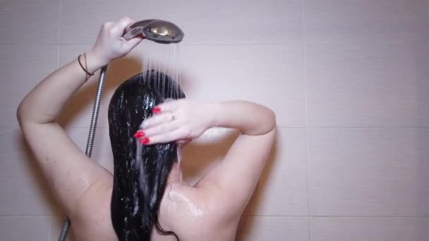 Kobieta Myje Włosy Szamponem Pod Prysznicem Pielęgnacja Włosów Maska Ceratynowa — Wideo stockowe