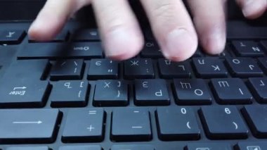 PC klavyesinde erkek eller, yakın çekim, adam hızlı bir şekilde metin yazar. Bilgisayarda ofis ya da ev işi kavramı.