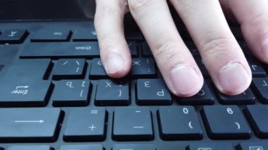PC klavyesinde erkek eller, yakın çekim, adam hızlı bir şekilde metin yazar. Bilgisayarda ofis ya da ev işi kavramı.