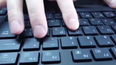 PC klavyesinde erkek eller, yakın çekim, adam hızlı bir şekilde metin yazar. Bilgisayarda ofis ya da ev işi kavramı.