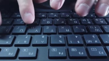 PC klavyesinde erkek eller, yakın çekim, adam hızlı bir şekilde metin yazar. Bilgisayarda ofis ya da ev işi kavramı.