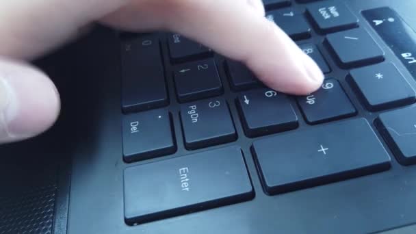 Männliche Hände Auf Der Tastatur Aus Nächster Nähe Mann Tippt — Stockvideo