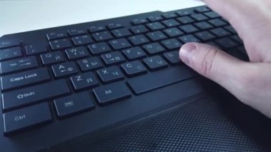 PC klavyesinde erkek eller, yakın çekim, adam hızlı bir şekilde metin yazar. Bilgisayarda ofis ya da ev işi kavramı.