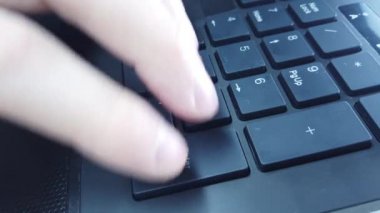 PC klavyesinde erkek eller, yakın çekim, adam hızlı bir şekilde metin yazar. Bilgisayarda ofis ya da ev işi kavramı.