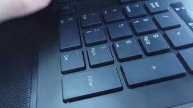 PC klavyesinde erkek eller, yakın çekim, adam hızlı bir şekilde metin yazar. Bilgisayarda ofis ya da ev işi kavramı.