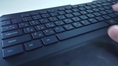 PC klavyesinde erkek eller, yakın çekim, adam hızlı bir şekilde metin yazar. Bilgisayarda ofis ya da ev işi kavramı.
