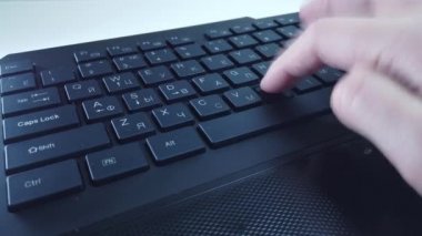 PC klavyesinde erkek eller, yakın çekim, adam hızlı bir şekilde metin yazar. Bilgisayarda ofis ya da ev işi kavramı.