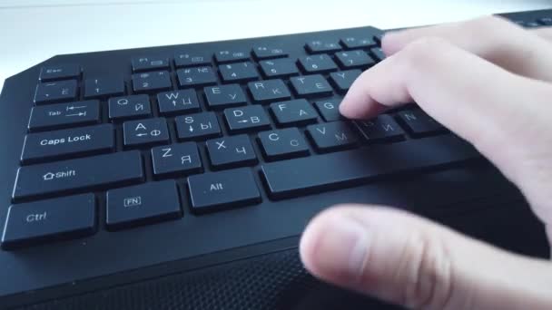 Männliche Hände Auf Der Tastatur Aus Nächster Nähe Mann Tippt — Stockvideo