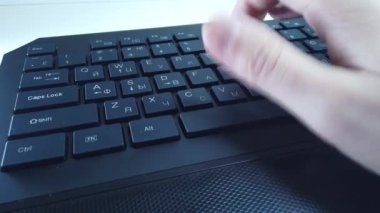 PC klavyesinde erkek eller, yakın çekim, adam hızlı bir şekilde metin yazar. Bilgisayarda ofis ya da ev işi kavramı.