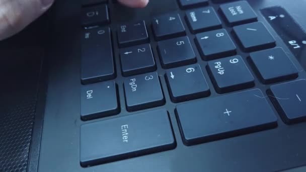 Männliche Hände Auf Der Tastatur Aus Nächster Nähe Mann Tippt — Stockvideo