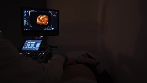 医生正在给一个怀孕的女孩做超声波检查 — 图库视频影像