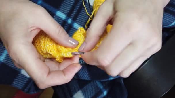 Frauenhände Stricken Wolljacken Mit Stricknadeln Ansicht Von Oben Nahaufnahme Von — Stockvideo