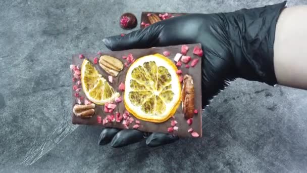 Handgemaakte Chocoladereep Wordt Weergegeven Handen Close Luxe Handgemaakte Chocolade Met — Stockvideo
