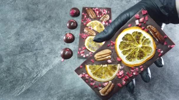 Handgemaakte Chocoladereep Wordt Weergegeven Handen Close Luxe Handgemaakte Chocolade Met — Stockvideo