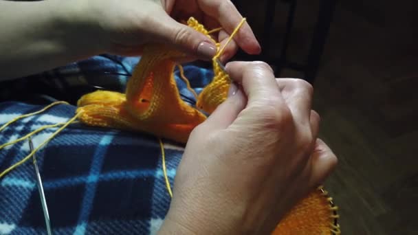 女性の手は編み物の針とウールのジャケットを編んだ トップビュー 手と編み物のクローズアップ — ストック動画