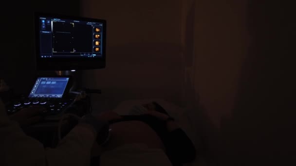 Doktorn Gör Ett Ultraljud Med Gravid Flicka — Stockvideo