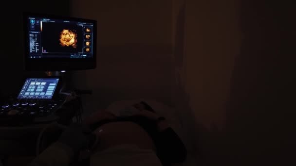 Doktorn Gör Ett Ultraljud Med Gravid Flicka — Stockvideo