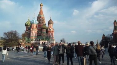 17 Nisan 2021, MOSCOW, RUSSIA: Moskova Kızıl Meydanı, Kremlin Duvarı, Devlet Tarihi Müzesi, yürüyen insanlar.