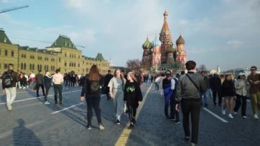 17 Nisan 2021, MOSCOW, RUSSIA: Moskova Kızıl Meydanı, Kremlin Duvarı, Devlet Tarihi Müzesi, yürüyen insanlar.