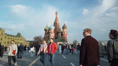 17 Nisan 2021, MOSCOW, RUSSIA: Moskova Kızıl Meydanı, Kremlin Duvarı, Devlet Tarihi Müzesi, yürüyen insanlar.