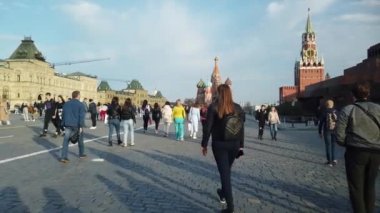 17 Nisan 2021, MOSCOW, RUSSIA: Moskova Kızıl Meydanı, Kremlin Duvarı, Devlet Tarihi Müzesi, yürüyen insanlar.